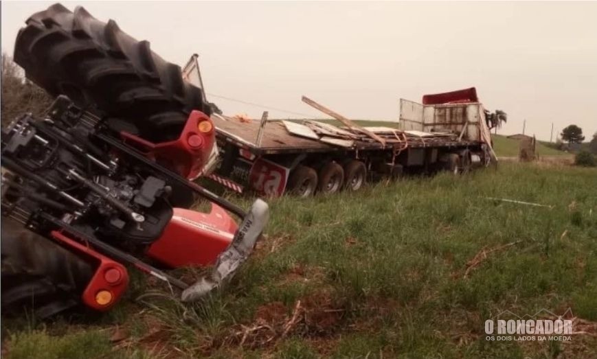 Carreta carregada com trator tomba na Br 158 após motorista desviar de carro parado