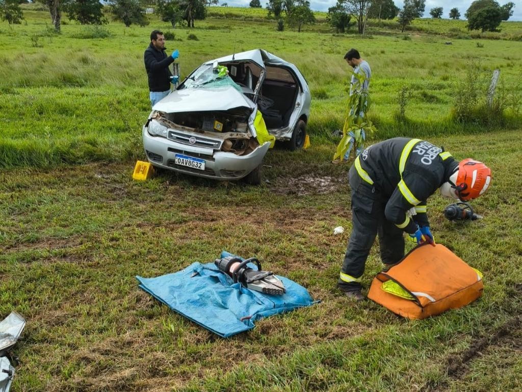 Bombeiros resgatam corpo de homem preso às ferragens de veículo após colisão