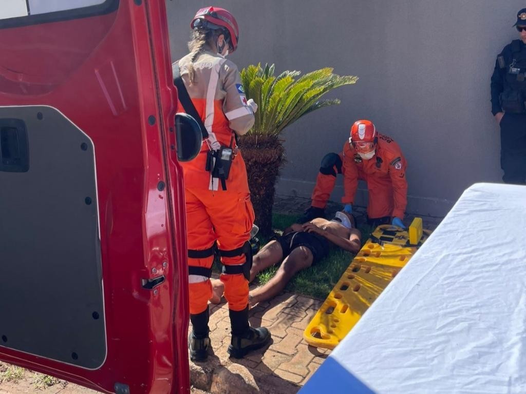 Bombeiros socorrem jovem de 18 anos que caiu de motocicleta em Cáceres