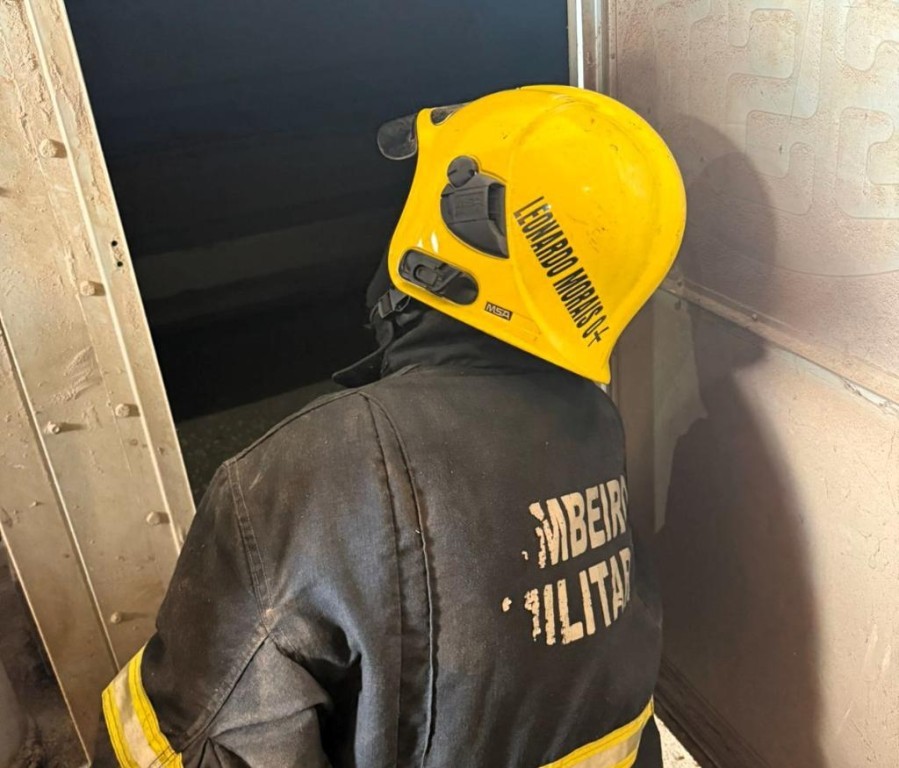 Corpo de Bombeiros combate incêndio em silo de grãos em Pontes e Lacerda