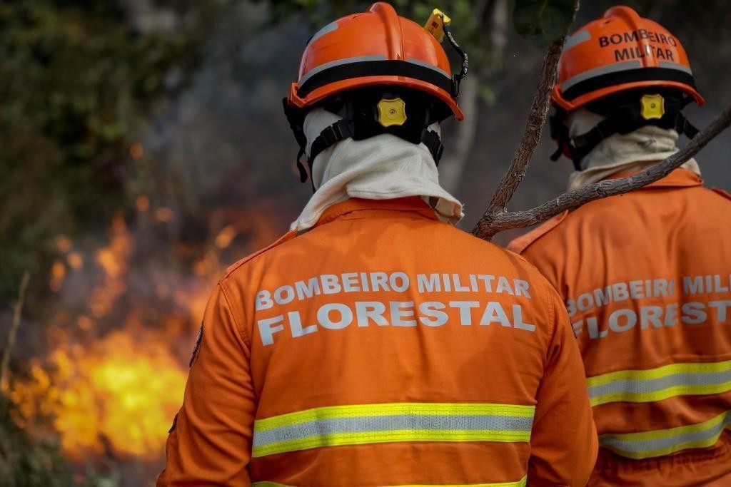 Bombeiros militares combatem incêndio em vegetação às margens da BR-364