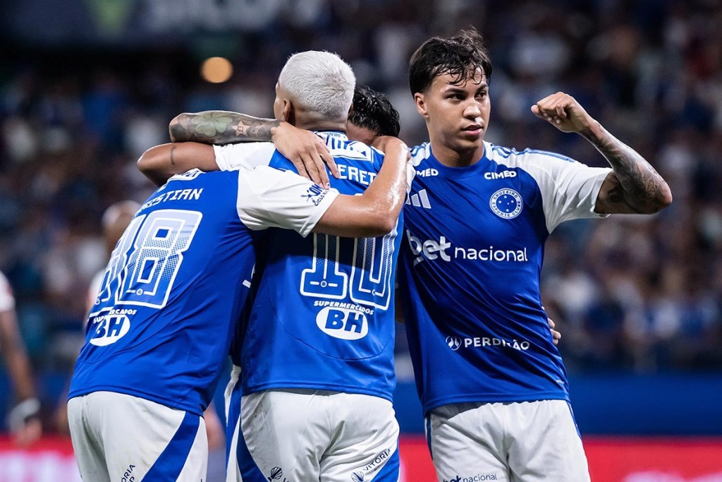 Cruzeiro goleia Uberlândia por 5 a 0 e assume a liderança do Grupo B no Mineirão