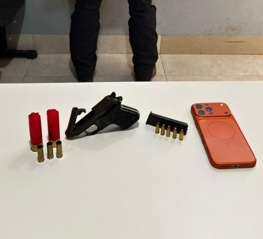 PM localiza arma de fogo escondida em porta-luvas de caminhonete e prende condutor por porte ilegal