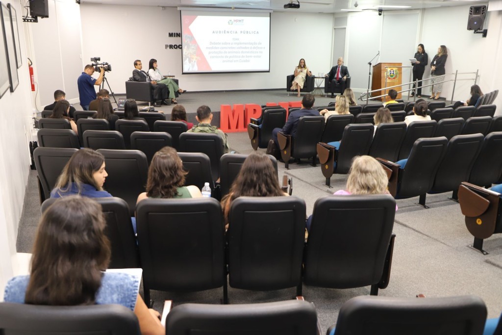 Promotores e sociedade debatem cuidados com animais em Cuiabá