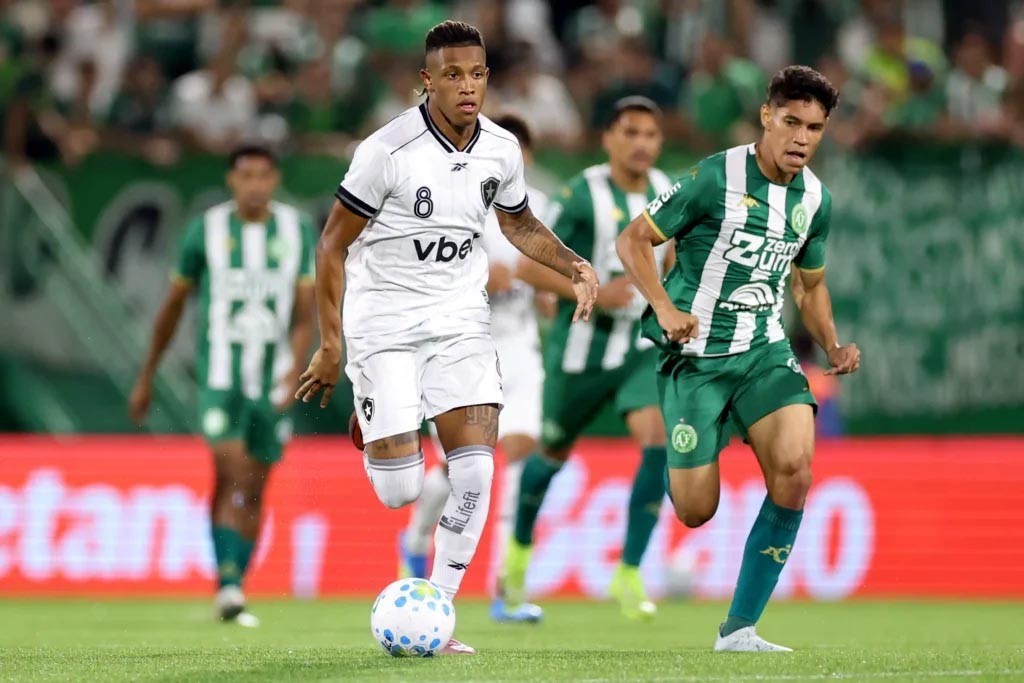 Botafogo atropela a Chapecoense e sobe na tabela do Brasileirão