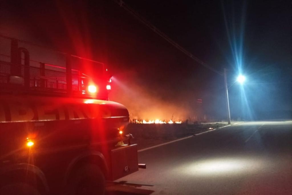 Corpo de Bombeiros combate incêndio em vegetação em área urbana