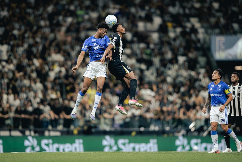 Atlético-MG vence o Cruzeiro de virada e avança às semifinais da Copa do Brasil