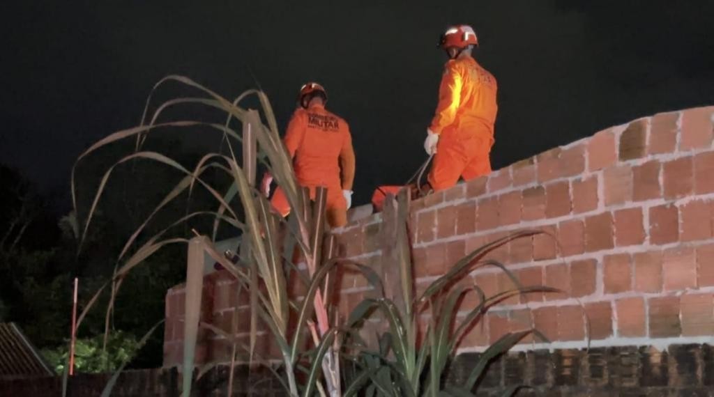 Bombeiros resgatam corpo de homem que morreu sobre o telhado de uma residência