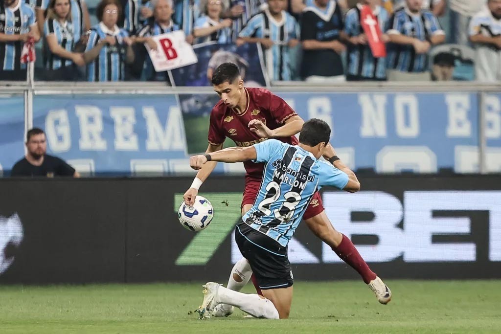Fluminense vence o Grêmio fora de casa e sonha com G5