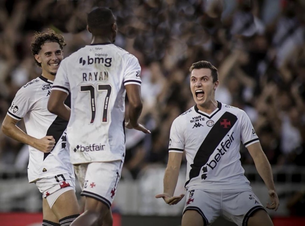 Vasco vence Vitória por 4 a 3 em São Januário e ganha fôlego no Brasileirão