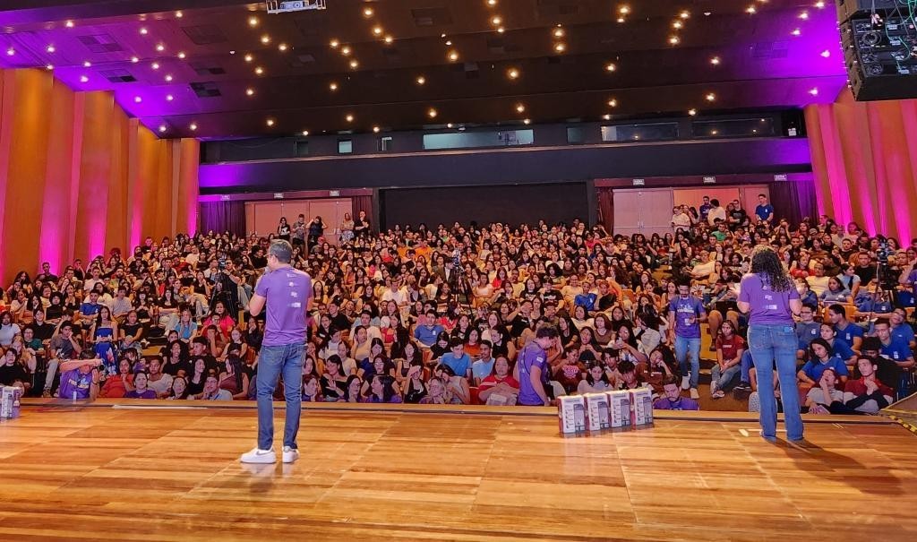 Aulão Inaugural do Pré-Enem Digit@l MT 2026 reúne 500 estudantes no Teatro da UFMT