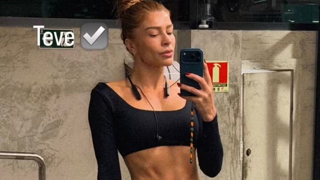 Grazi Massafera relembra fase fitness com pose de ioga abdômen definido: ‘Dia desses’