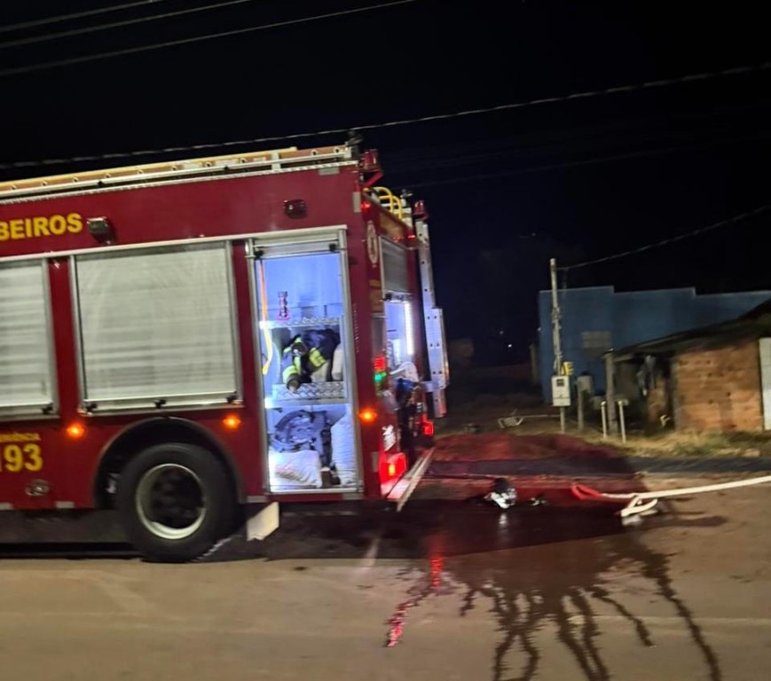 Corpo de Bombeiros combate incêndio em residência em Água Boa