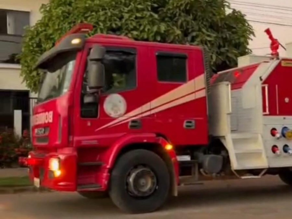 Corpo de Bombeiros combate incêndio em apartamento de edifício residencial