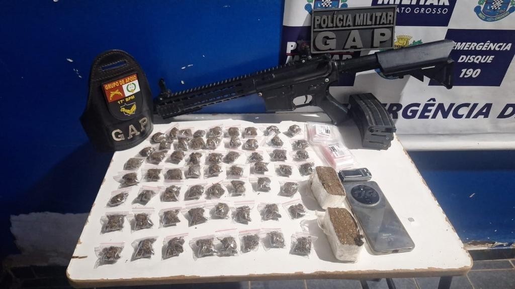 PM prende faccionado por tráfico de drogas, apreende simulacro de fuzil e 62 porções de maconha