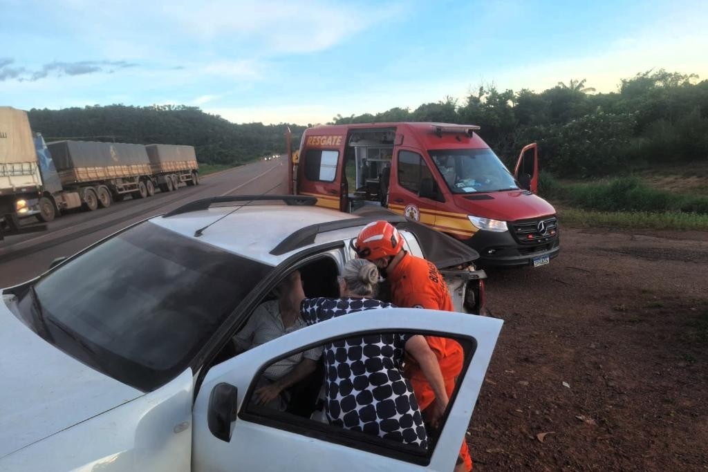 Corpo de Bombeiros socorre casal de idosos após acidente na BR-163