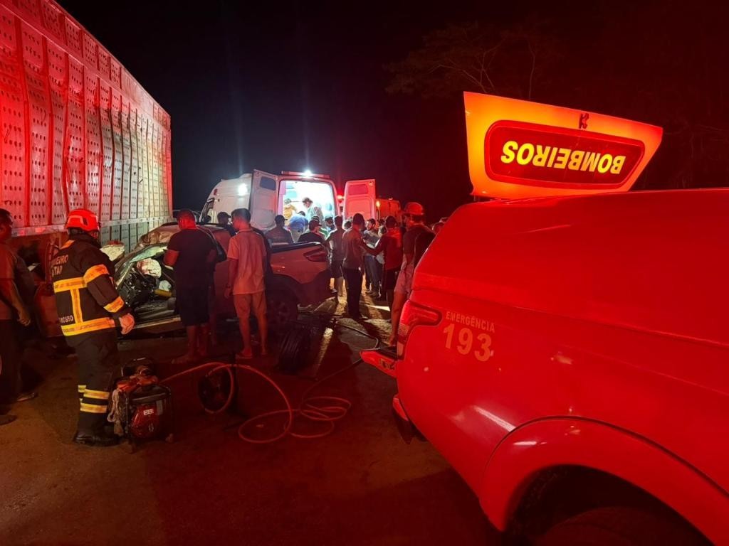 Corpo de Bombeiros atende duas ocorrências de acidentes de trânsito em rodovias neste domingo (26)