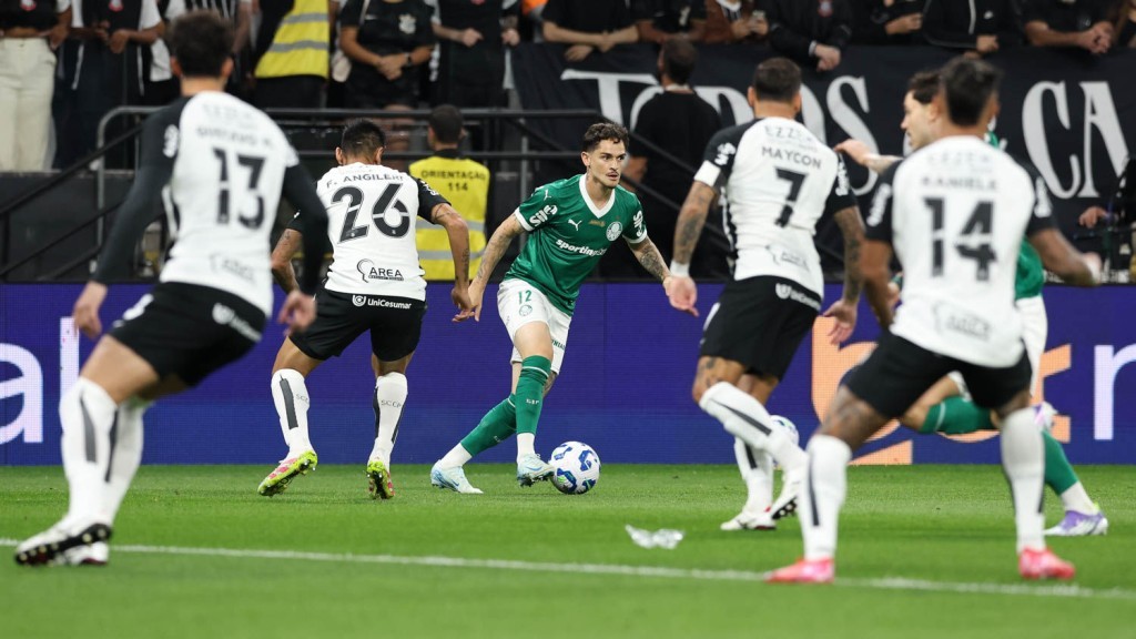 Corinthians e Palmeiras empatam em jogo movimentado na Neo Química Arena