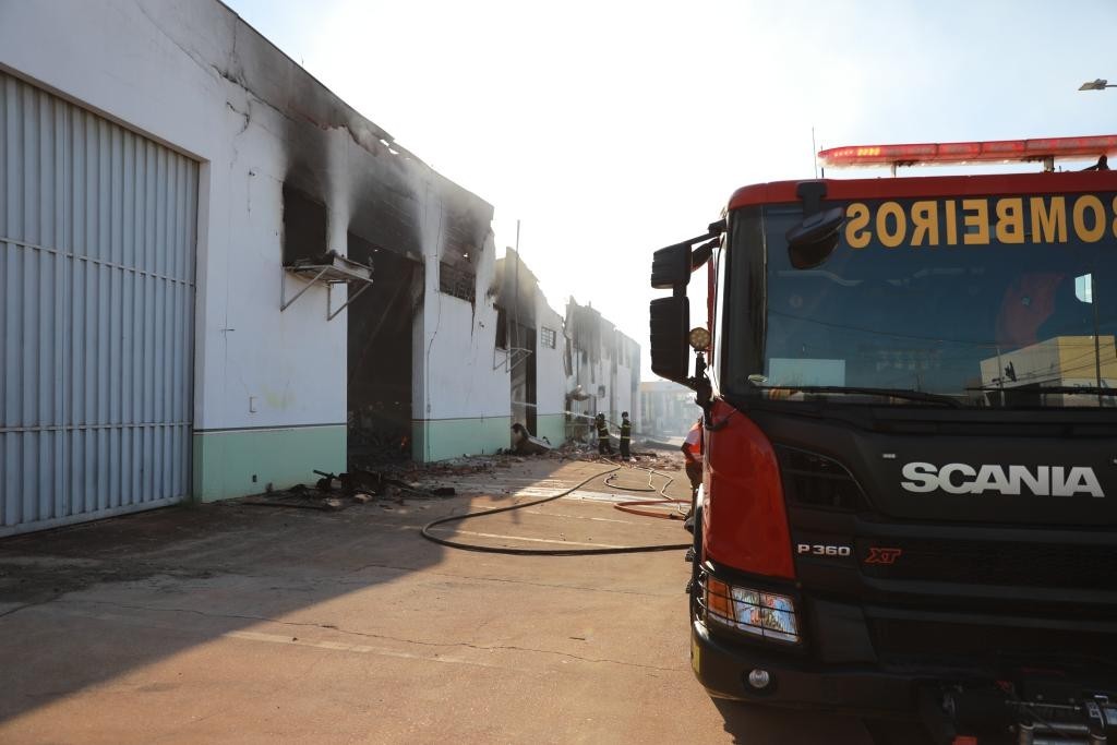 Corpo de Bombeiros utiliza mais de 70 mil litros de água para extinguir incêndio em Várzea Grande