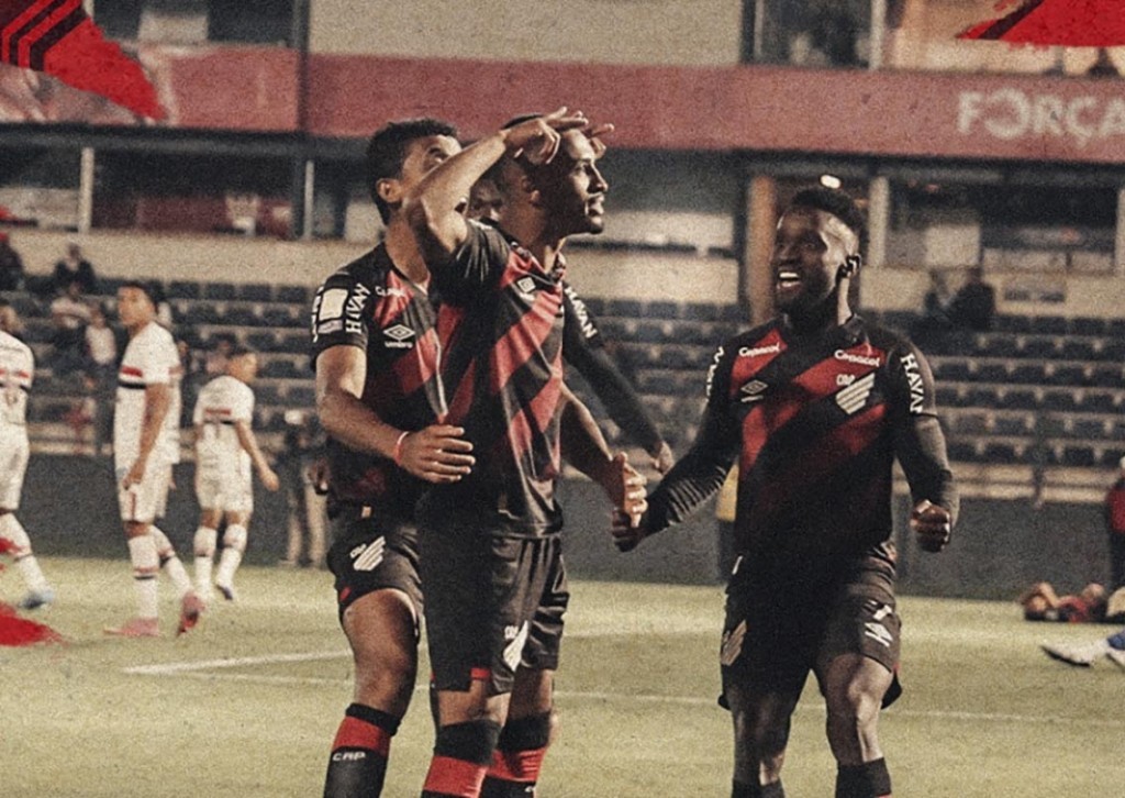 São Paulo perde para o Athletico-PR e amplia crise no Brasileirão