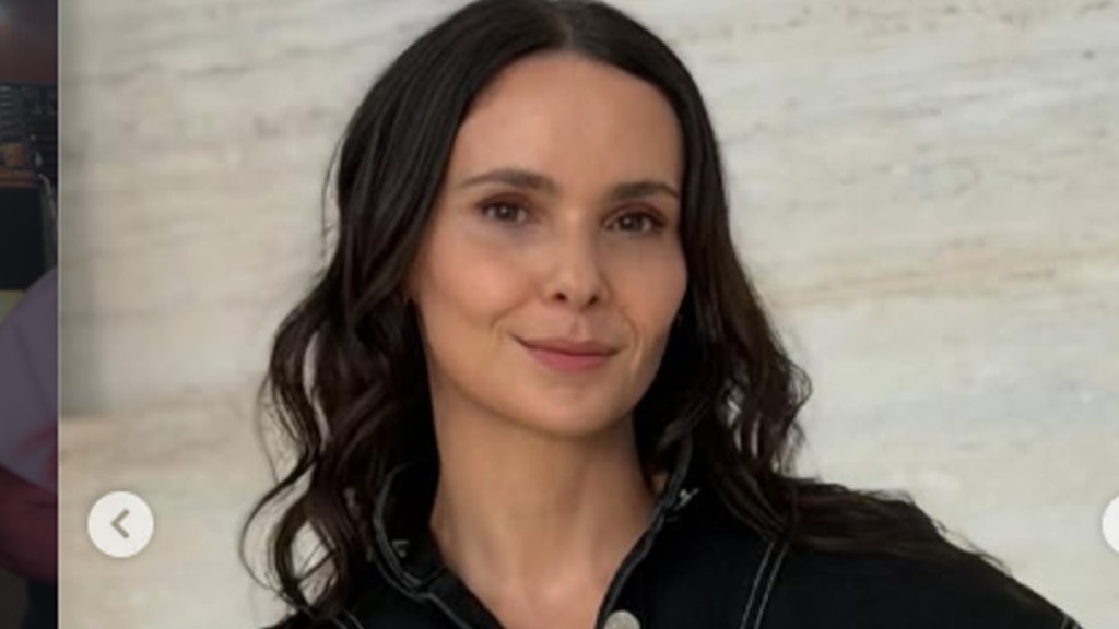 Débora Falabella celebra dois anos de sucesso com espetáculo ‘Prima Facie’