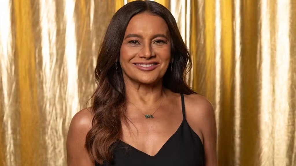 Dira Paes se emociona ao ver foto dela em caderno escolar: ‘Primeira vez que assino’