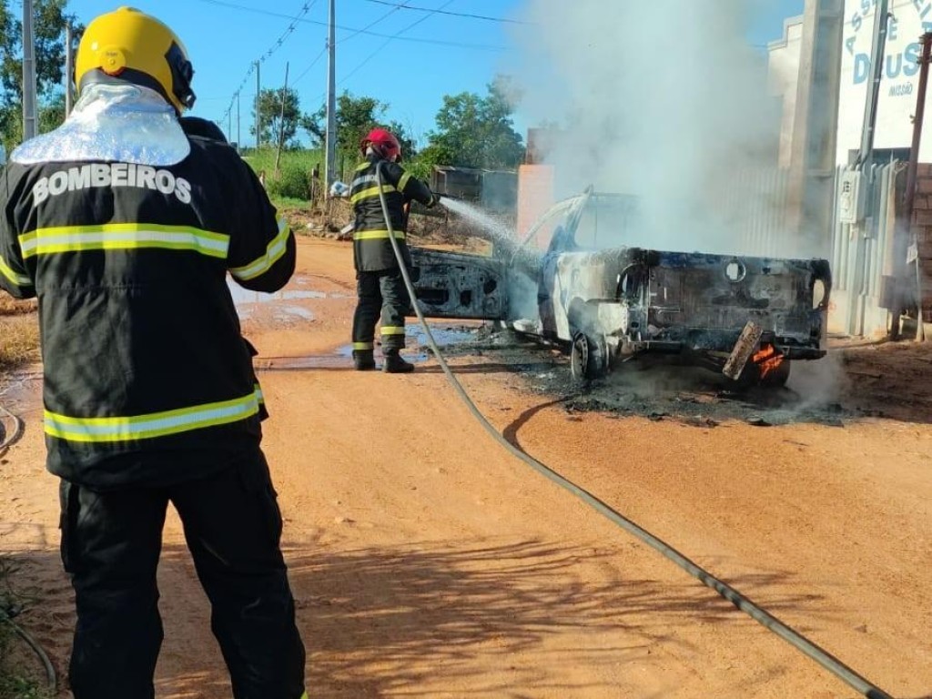 Corpo de Bombeiros combate incêndio em carro de passeio em via pública