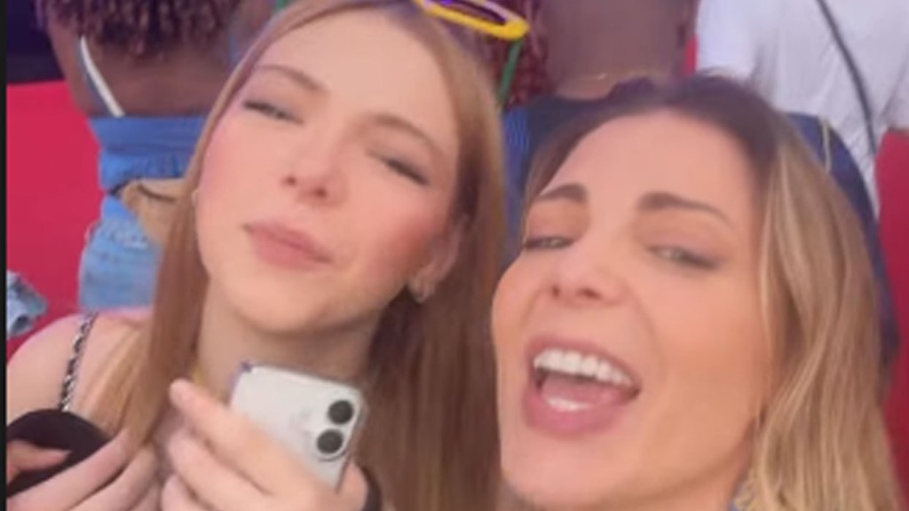 Sheila Mello prestigia jogo da Seleção ao lado da filha e dança ‘Ariga Tchan’