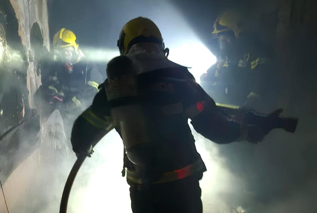 Corpo de Bombeiros combate incêndio em kitnet em Sinop