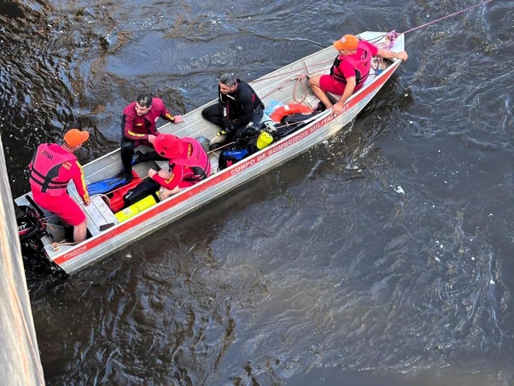 Bombeiros localizam corpo de motorista após queda de veículo no Rio das Mortes