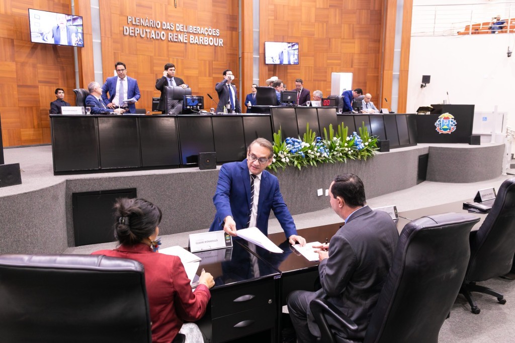 ALMT aprova adesão de MT a programa federal para conter alta do diesel e avança em propostas sociais