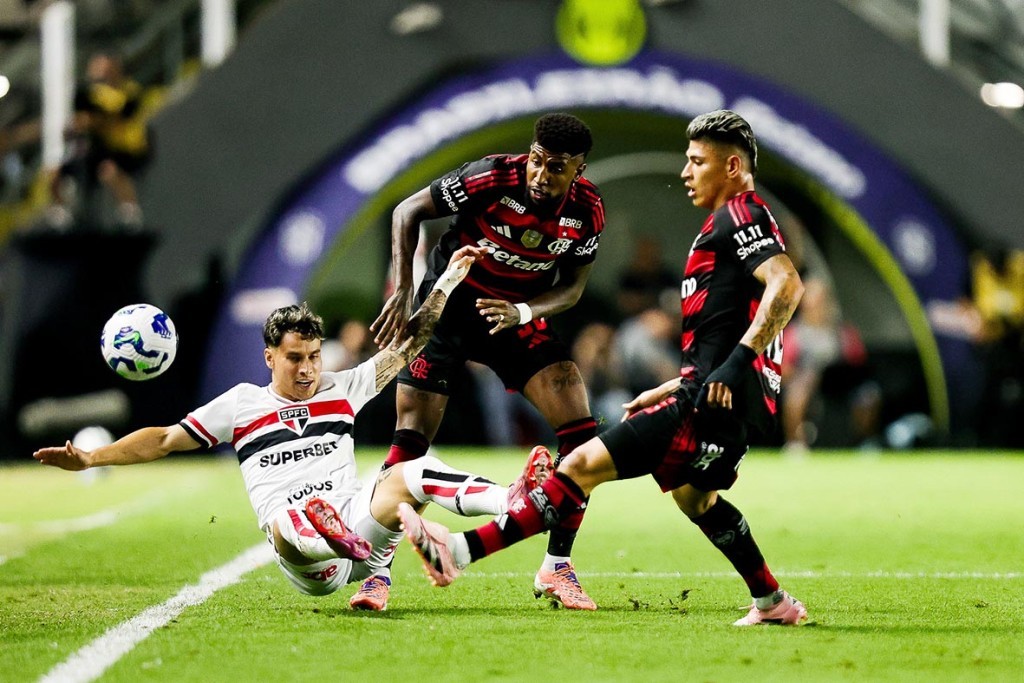 São Paulo e Flamengo empatam na Vila Belmiro em jogo de quatro gols