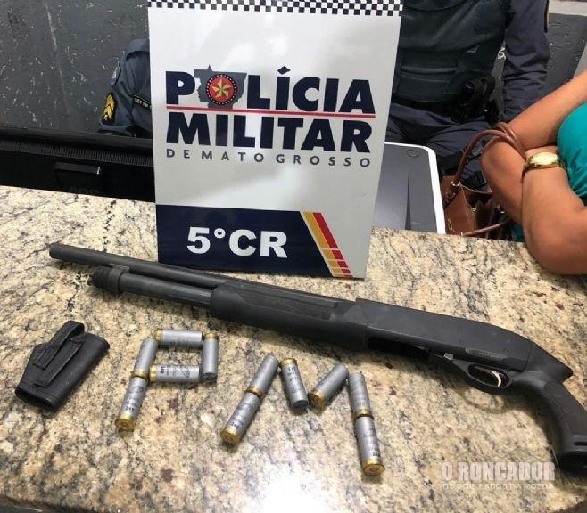 Mulher quebra vidros de caminhonete do marido, que tem espingarda apreendida em Barra do Garças
