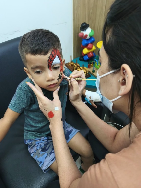Prefeitura promove pintura facial para crianças atendidas no CMI e Pronto-Socorro de Cuiabá