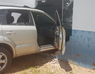 Caminhonete invade posto de saúde após acidente em Aragarças