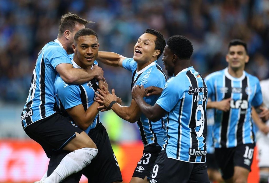 Grêmio encerra jejum, bate o Vasco na Arena e respira no Brasileirão