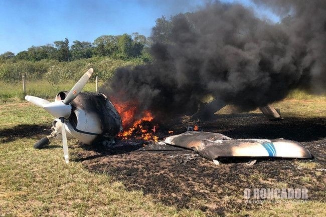 Polícia faz busca por pilotos que colocaram fogo em avião e fugiram para a mata em MT