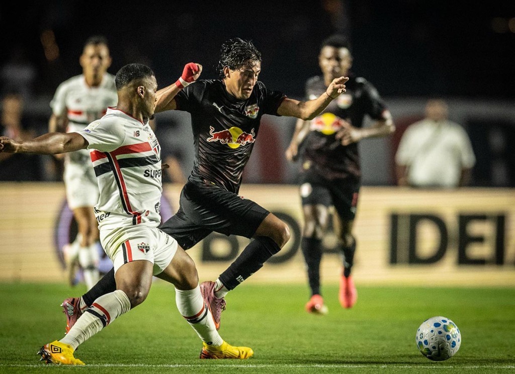 São Paulo encerra jejum de dez jogos e vence o Bragantino no Morumbis