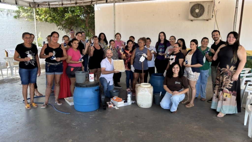 De Olho no Óleo: mulheres participam de oficina de produção de sabão no CRAS Palmeiras