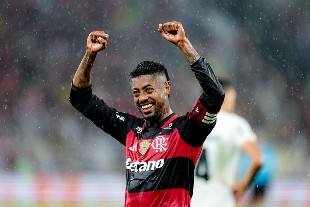 Flamengo vence o Corinthians no Maracanã e reassume a liderança do Brasileirão