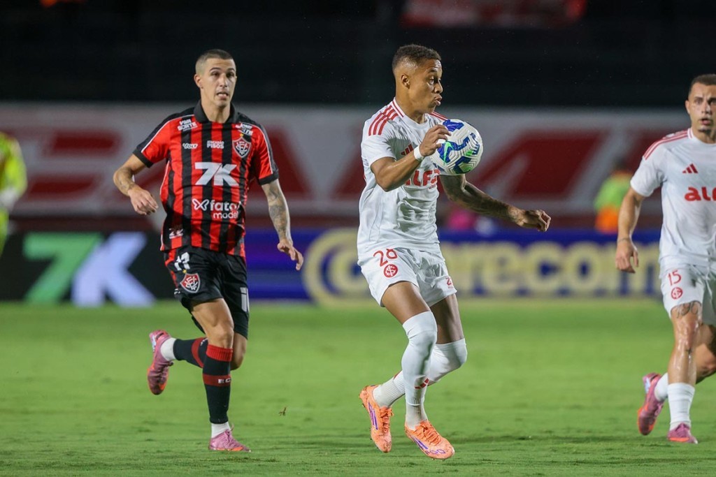 Vitória vence Internacional e empurra Santos para a zona de rebaixamento