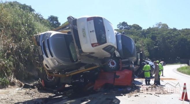 Cuiabá – Carreta-cegonha tomba e dois morrem na Serra de São Vicente