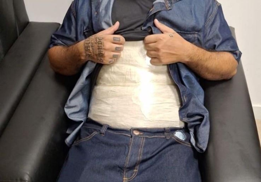 Polícias Civil e Federal prendem homem no aeroporto tentando levar drogas presas no corpo