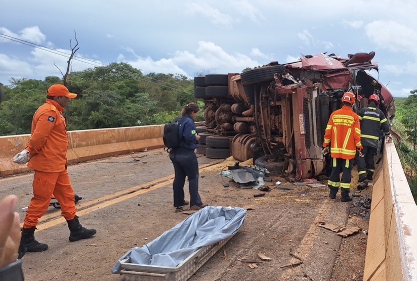 Motorista morre em colisão entre carretas na MT-020, em Canarana (MT)