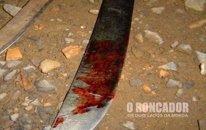 Mulher é morta com golpes de facão e homem fica ferido após confusão em rua de Vila Rica