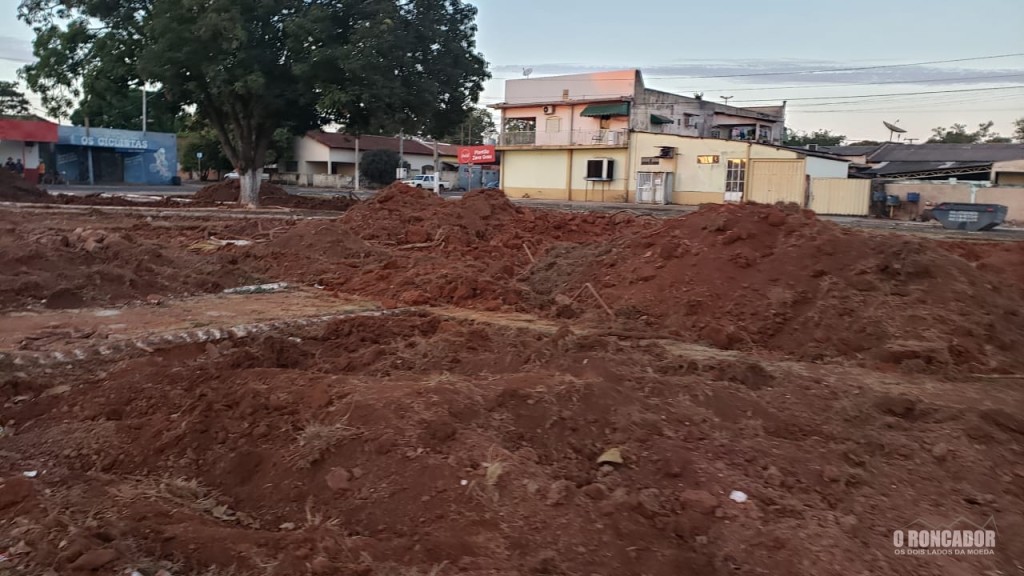 Obra da Praça da Biblioteca, em Nova Xavantina, é motivo de piadas e protestos