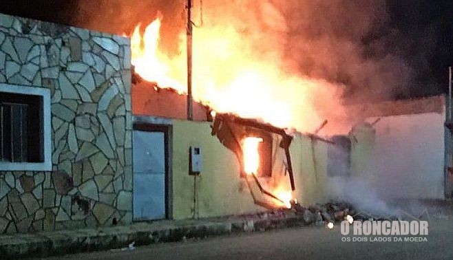 Homem inconformado com fim de relacionamento coloca fogo na casa da ex-namorada em São Félix do Araguaia