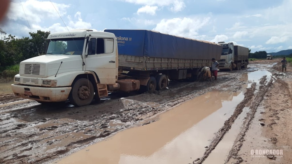Em Cocalinho, caminhoneiros enfrentam atoleiros na MT-326 