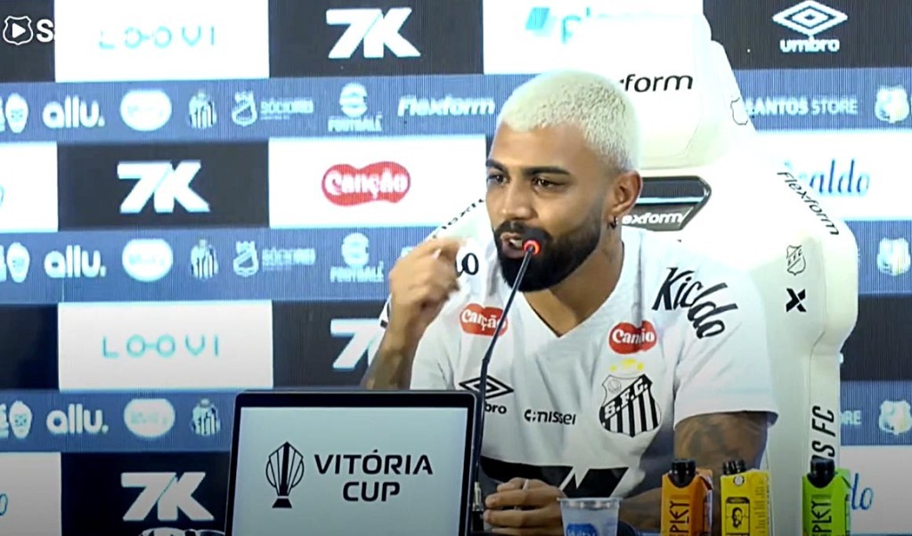 Gabigol é apresentado e expressa anseio por reestreia no Santos