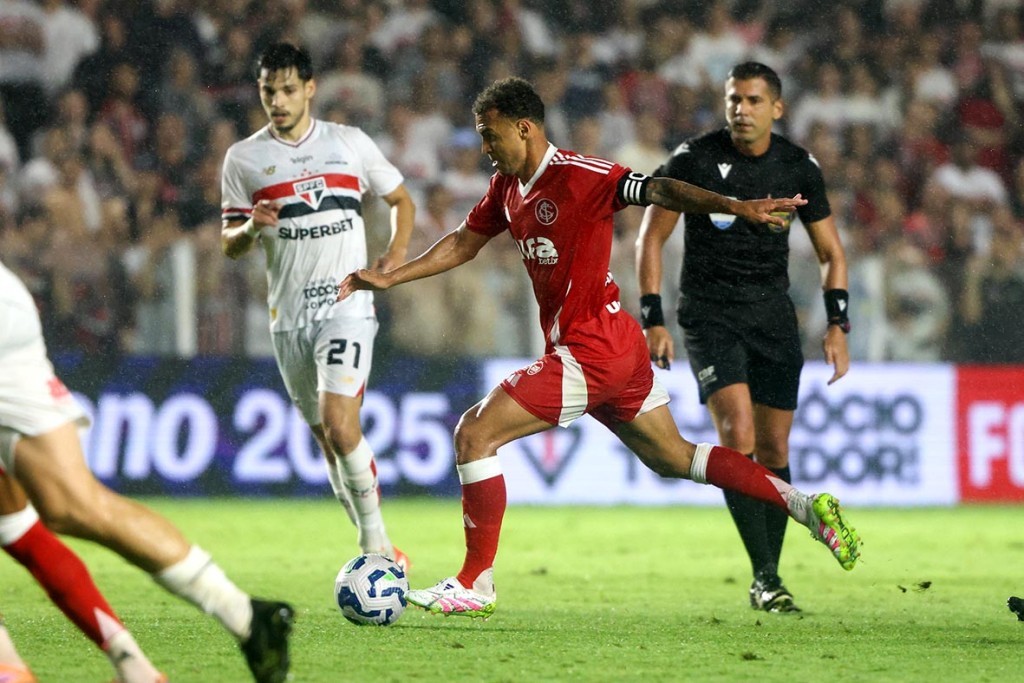 São Paulo goleia Internacional por 3 a 0 e empurra colorado para o Z-4